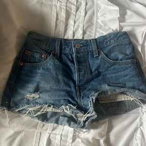 Levi’s 501 denim shorts size 25. worn but in good condition!